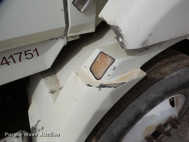 image for item DA7389 2001 Freightliner FLS112 semi truck