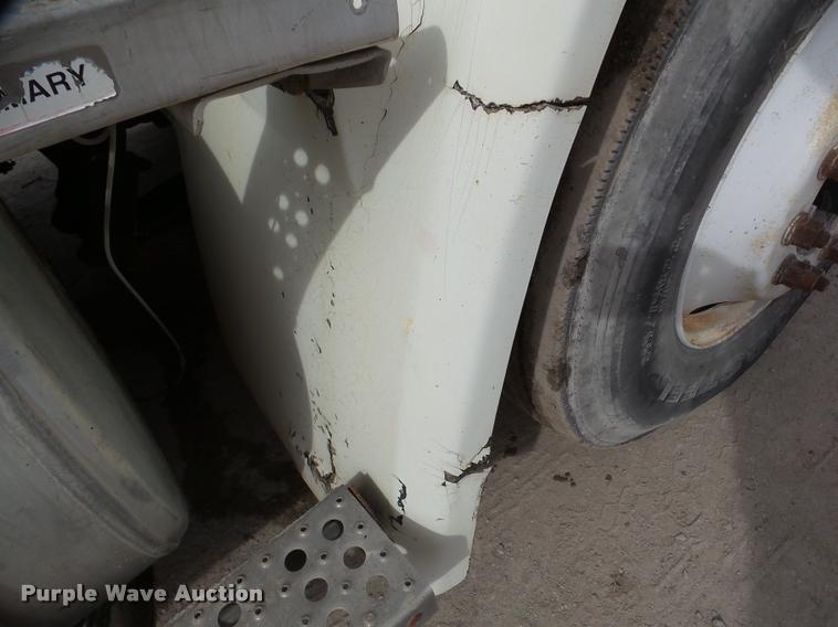 image for item DA7389 2001 Freightliner FLS112 semi truck