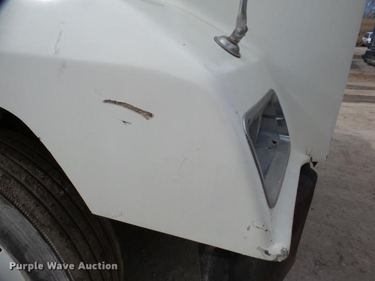 image for item DA7389 2001 Freightliner FLS112 semi truck