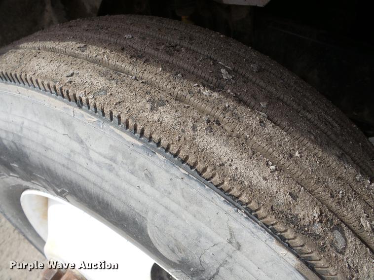 image for item DA7389 2001 Freightliner FLS112 semi truck