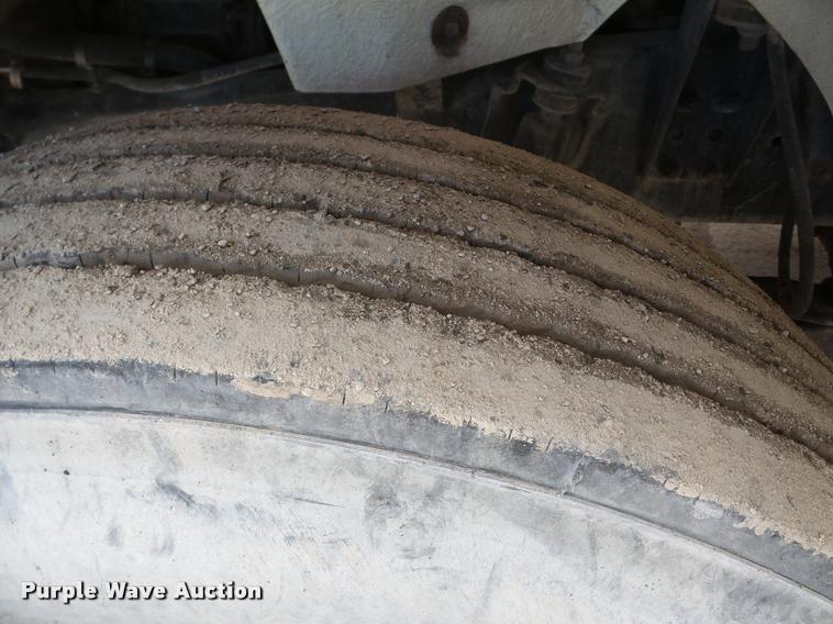 image for item DA7389 2001 Freightliner FLS112 semi truck