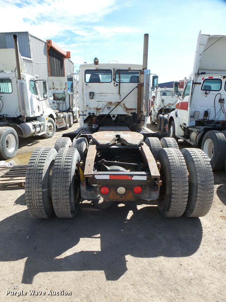 image for item DA7389 2001 Freightliner FLS112 semi truck