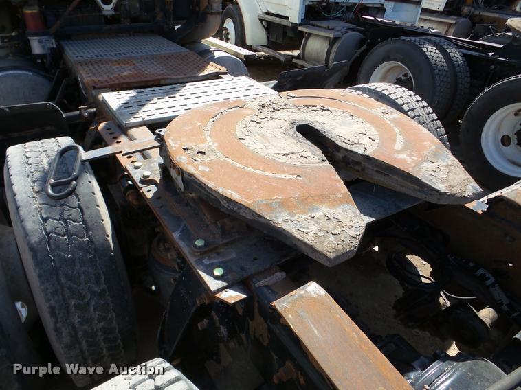 image for item DA7389 2001 Freightliner FLS112 semi truck