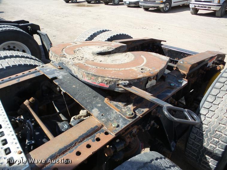 image for item DA7389 2001 Freightliner FLS112 semi truck