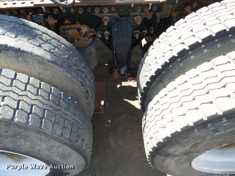 image for item DA7389 2001 Freightliner FLS112 semi truck