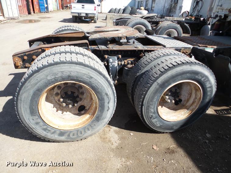 image for item DA7389 2001 Freightliner FLS112 semi truck