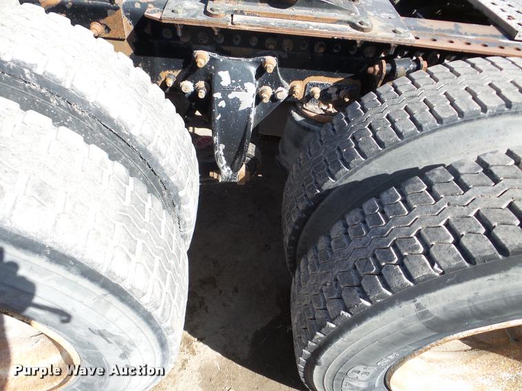 image for item DA7389 2001 Freightliner FLS112 semi truck