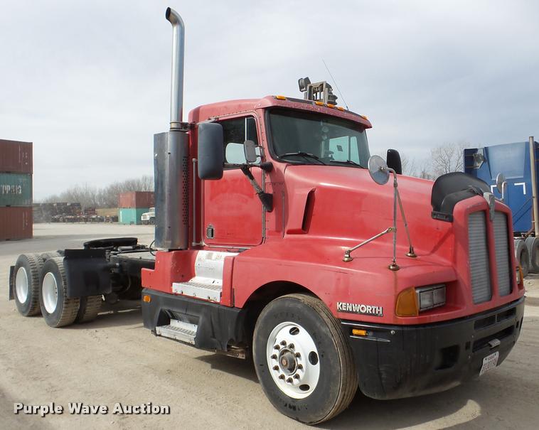image for item DA7390 1993 Kenworth T600 semi truck