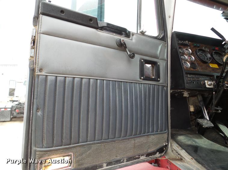 image for item DA7390 1993 Kenworth T600 semi truck