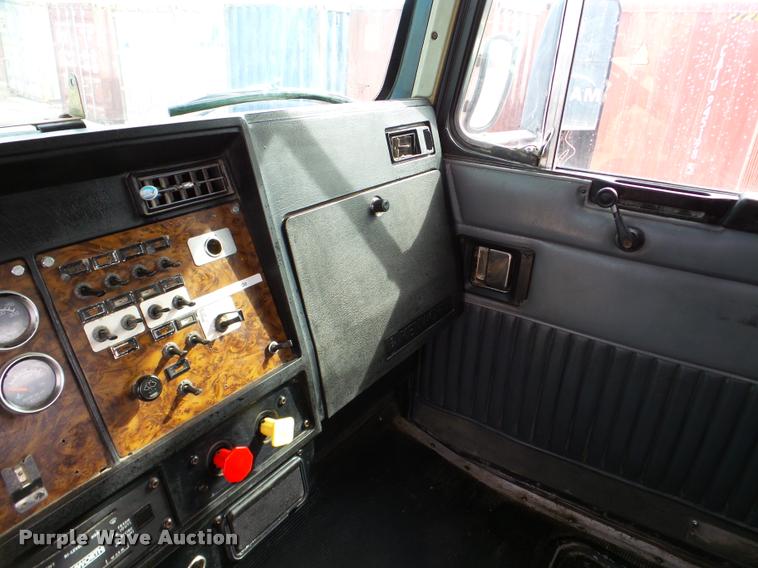 image for item DA7390 1993 Kenworth T600 semi truck