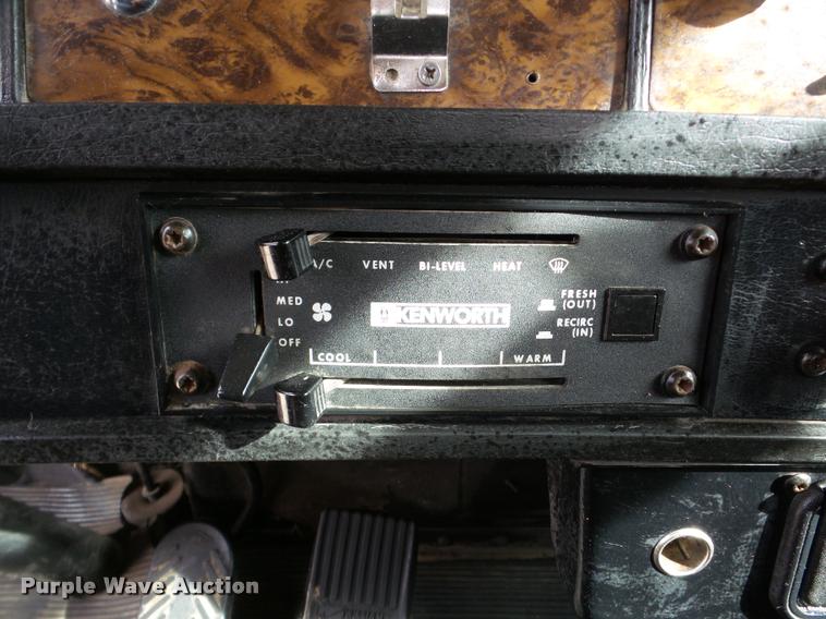 image for item DA7390 1993 Kenworth T600 semi truck