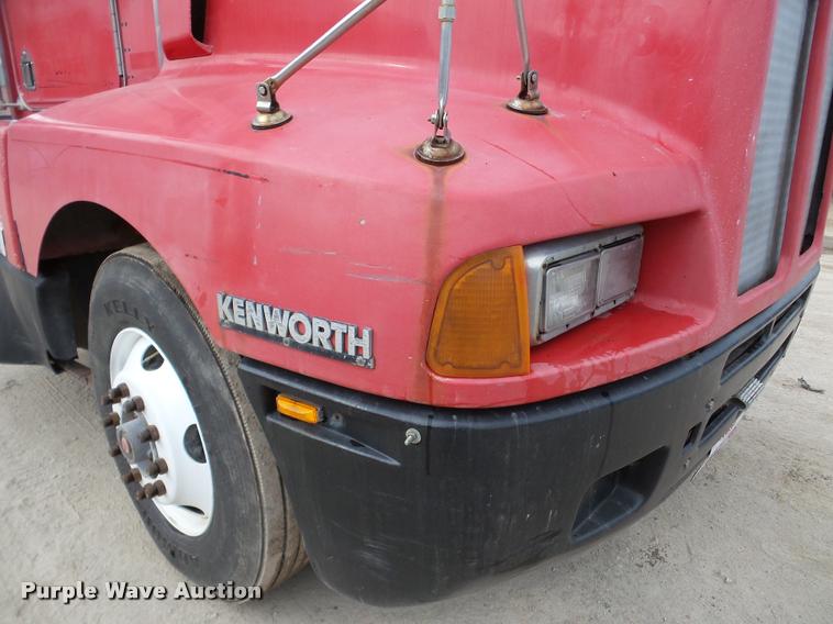 image for item DA7390 1993 Kenworth T600 semi truck