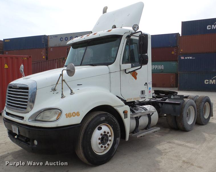 image for item DA7391 2004 Freightliner Columbia semi truck