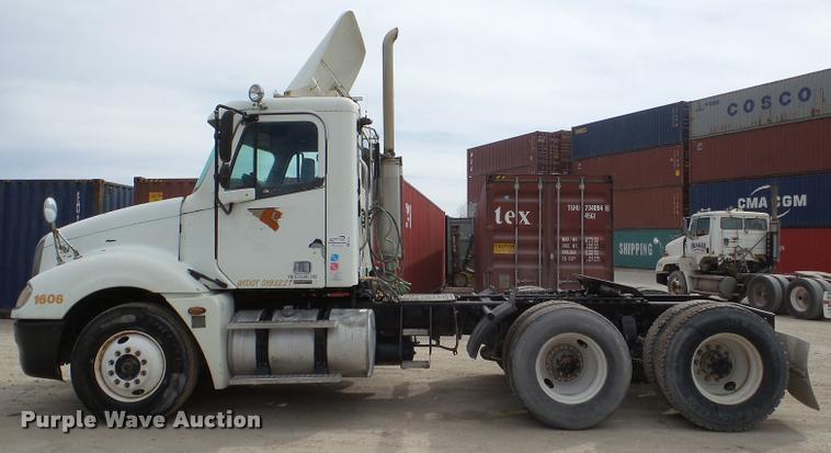 image for item DA7391 2004 Freightliner Columbia semi truck