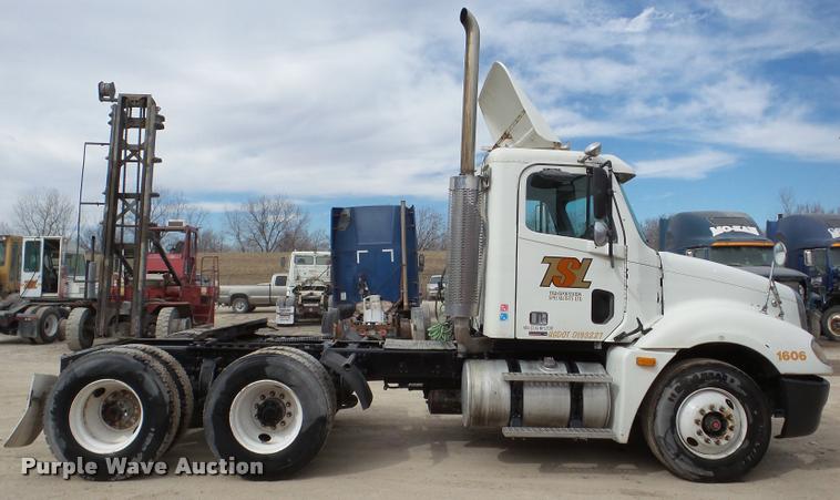 image for item DA7391 2004 Freightliner Columbia semi truck