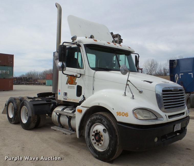 image for item DA7391 2004 Freightliner Columbia semi truck