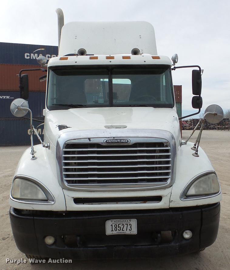image for item DA7391 2004 Freightliner Columbia semi truck