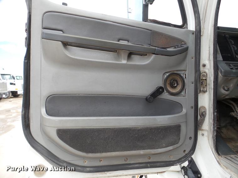 image for item DA7391 2004 Freightliner Columbia semi truck