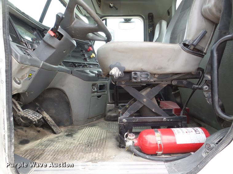 image for item DA7391 2004 Freightliner Columbia semi truck