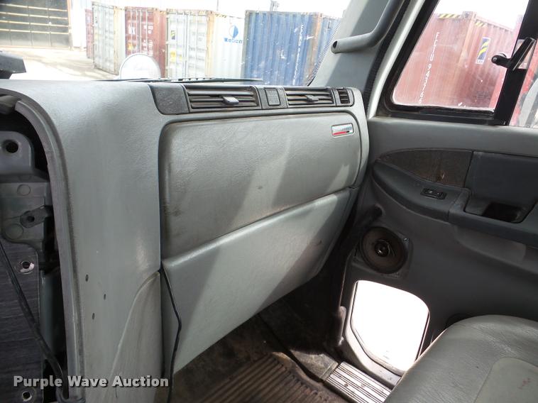 image for item DA7391 2004 Freightliner Columbia semi truck