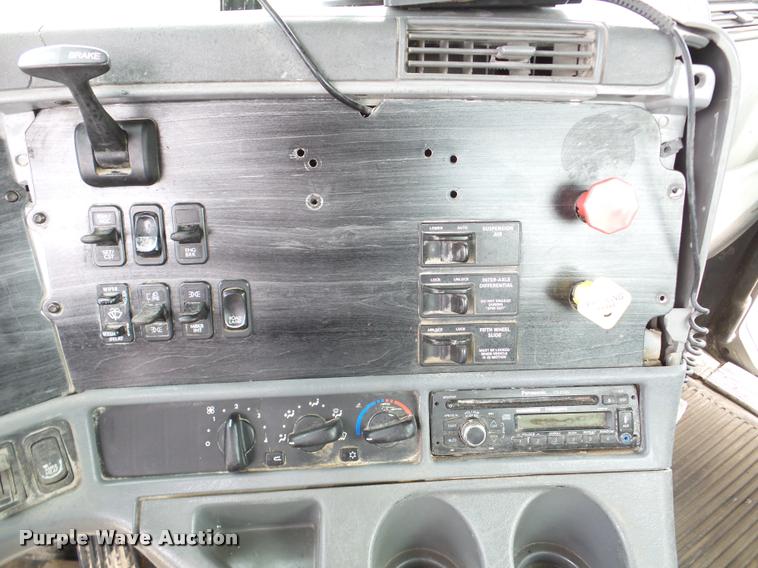 image for item DA7391 2004 Freightliner Columbia semi truck