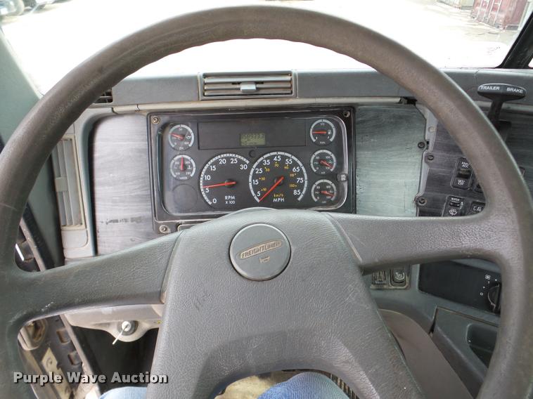 image for item DA7391 2004 Freightliner Columbia semi truck