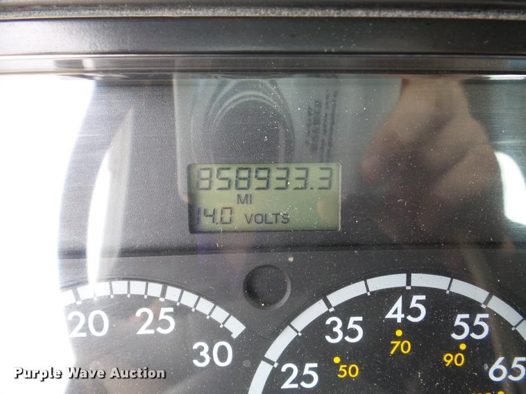 image for item DA7391 2004 Freightliner Columbia semi truck