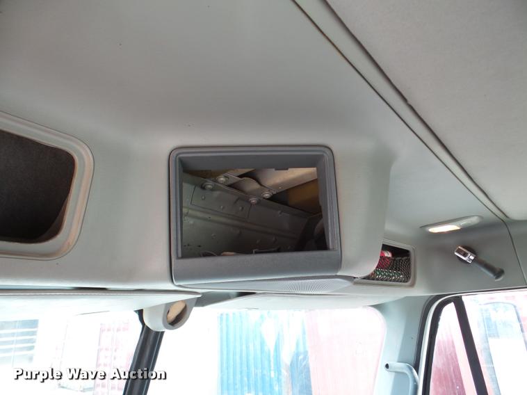 image for item DA7391 2004 Freightliner Columbia semi truck