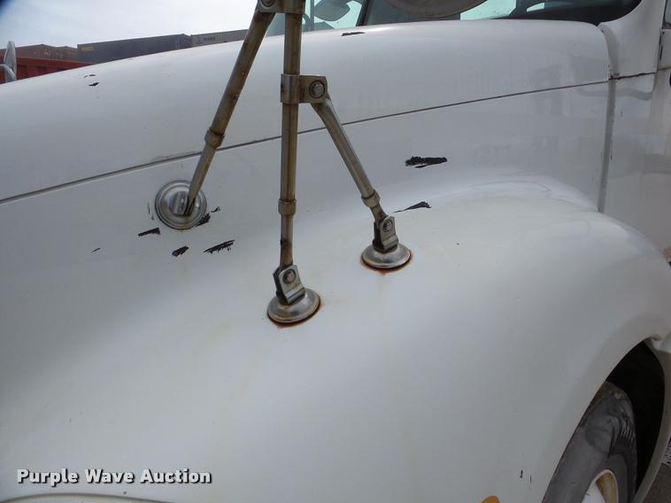 image for item DA7391 2004 Freightliner Columbia semi truck