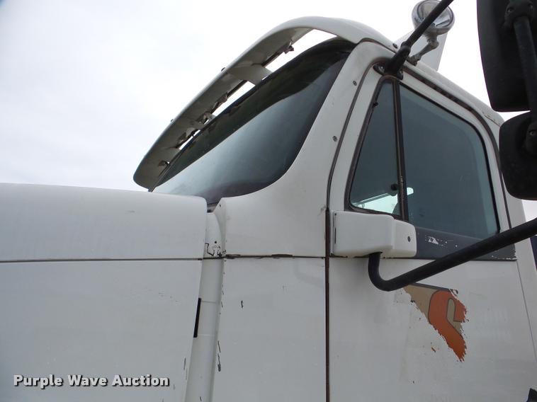 image for item DA7391 2004 Freightliner Columbia semi truck