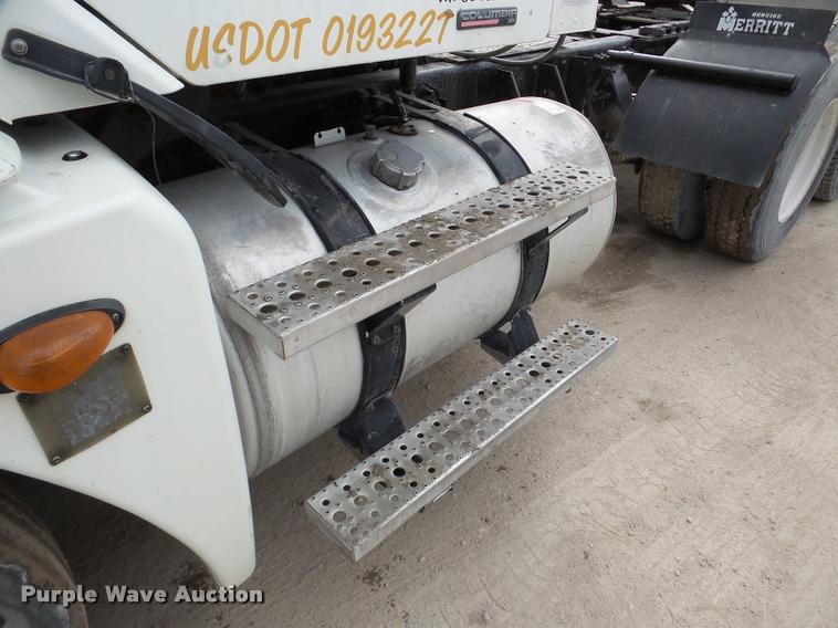 image for item DA7391 2004 Freightliner Columbia semi truck