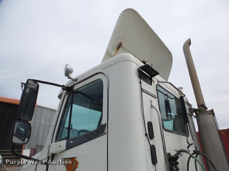 image for item DA7391 2004 Freightliner Columbia semi truck