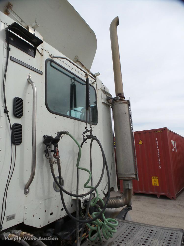 image for item DA7391 2004 Freightliner Columbia semi truck