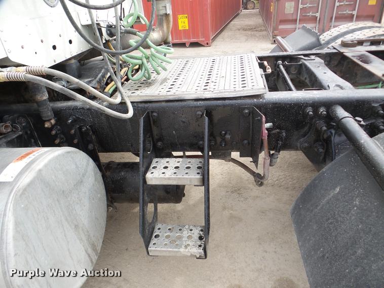 image for item DA7391 2004 Freightliner Columbia semi truck