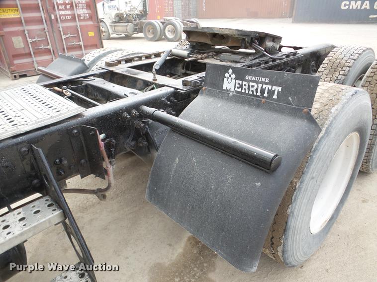 image for item DA7391 2004 Freightliner Columbia semi truck