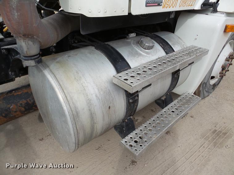 image for item DA7391 2004 Freightliner Columbia semi truck