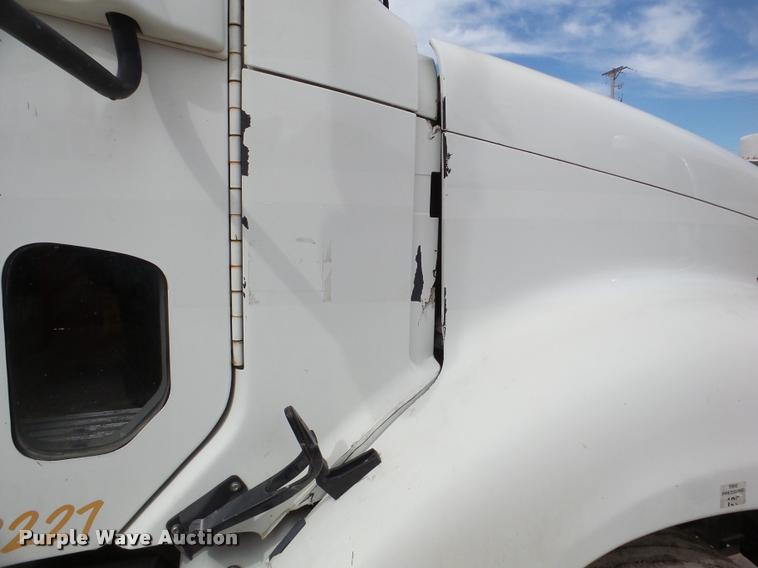 image for item DA7391 2004 Freightliner Columbia semi truck