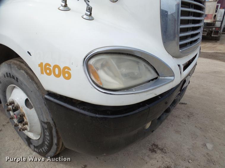 image for item DA7391 2004 Freightliner Columbia semi truck