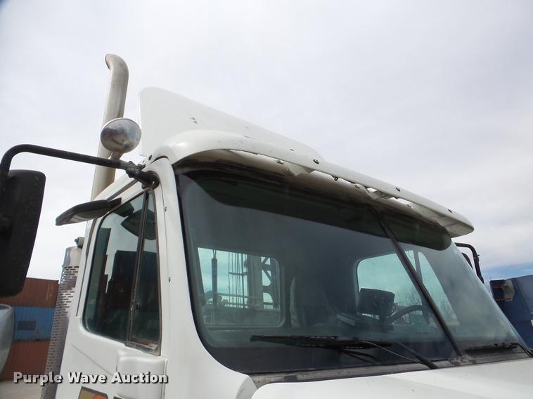 image for item DA7391 2004 Freightliner Columbia semi truck