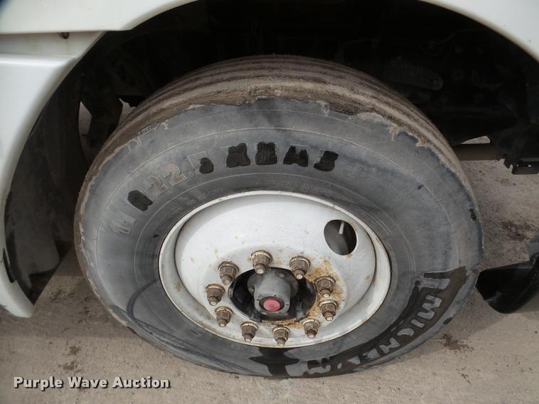 image for item DA7391 2004 Freightliner Columbia semi truck