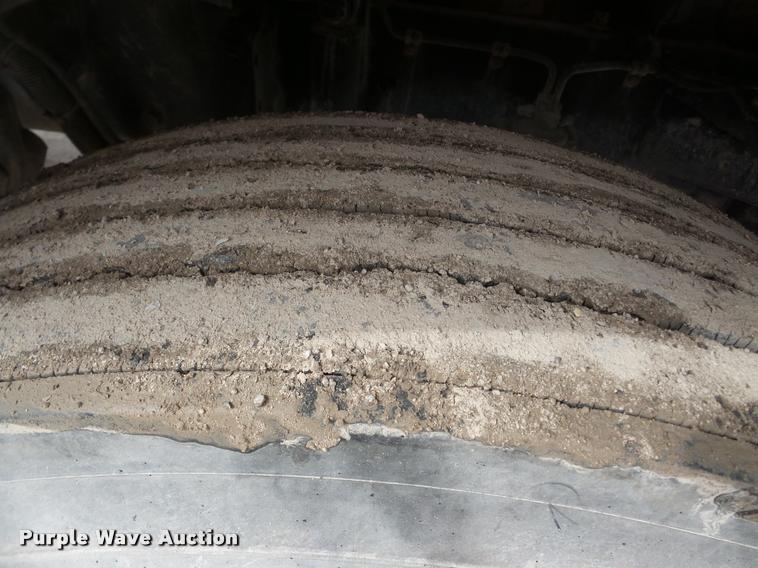 image for item DA7391 2004 Freightliner Columbia semi truck