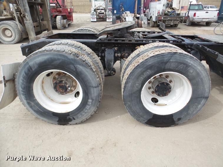 image for item DA7391 2004 Freightliner Columbia semi truck