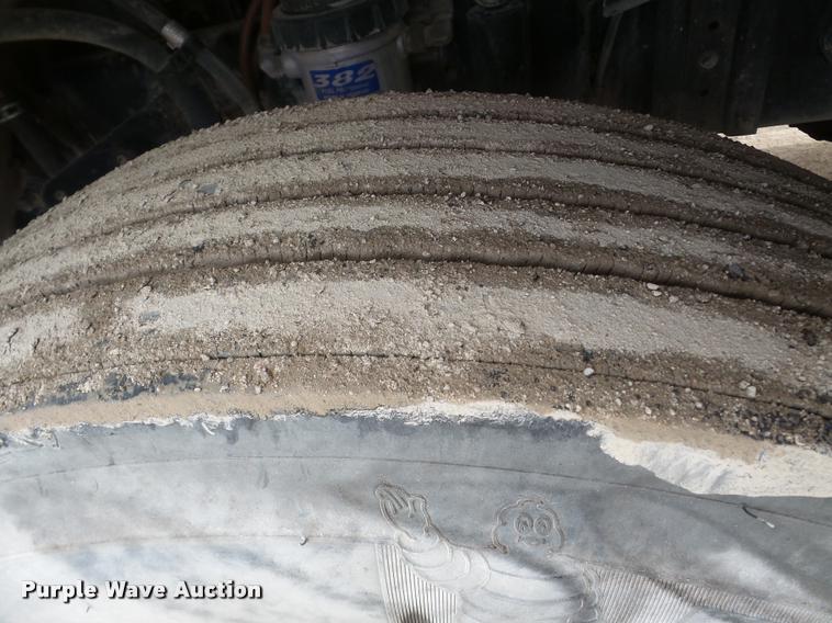 image for item DA7391 2004 Freightliner Columbia semi truck