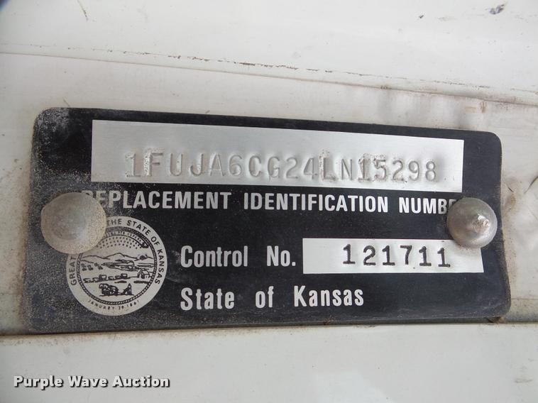 image for item DA7391 2004 Freightliner Columbia semi truck