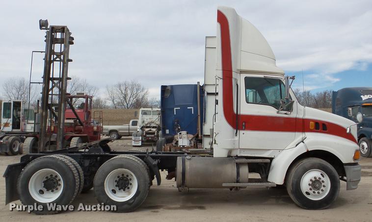 image for item DA7392 1998 Ford AT9513 Aeromax 113 semi truck