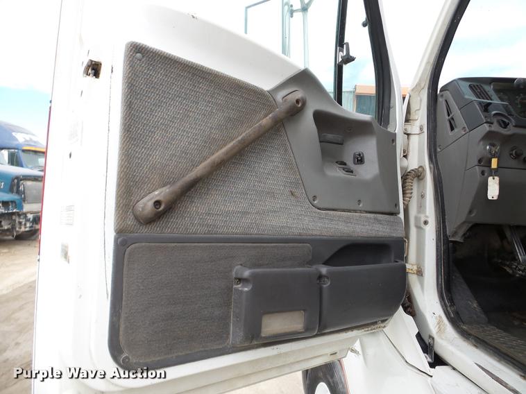 image for item DA7392 1998 Ford AT9513 Aeromax 113 semi truck