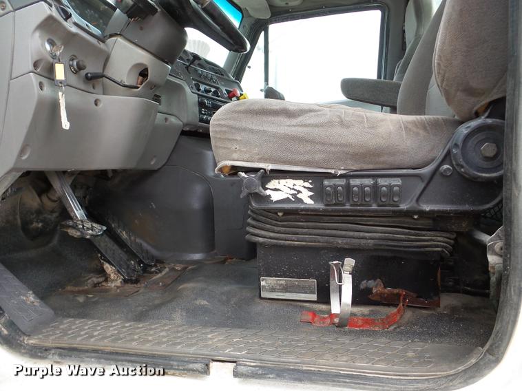 image for item DA7392 1998 Ford AT9513 Aeromax 113 semi truck