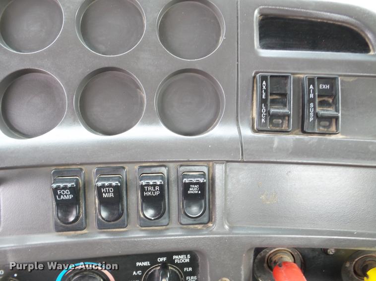 image for item DA7392 1998 Ford AT9513 Aeromax 113 semi truck