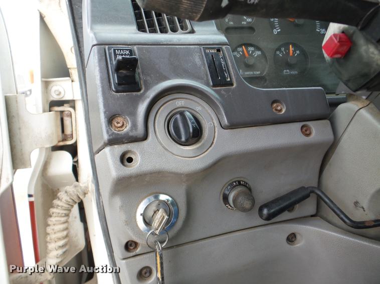 image for item DA7392 1998 Ford AT9513 Aeromax 113 semi truck