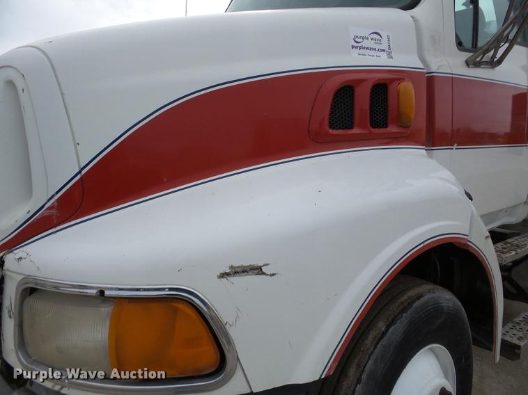 image for item DA7392 1998 Ford AT9513 Aeromax 113 semi truck